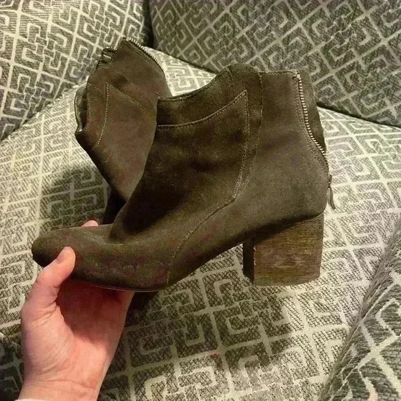 Brown mini boots - Picture 2 of 9